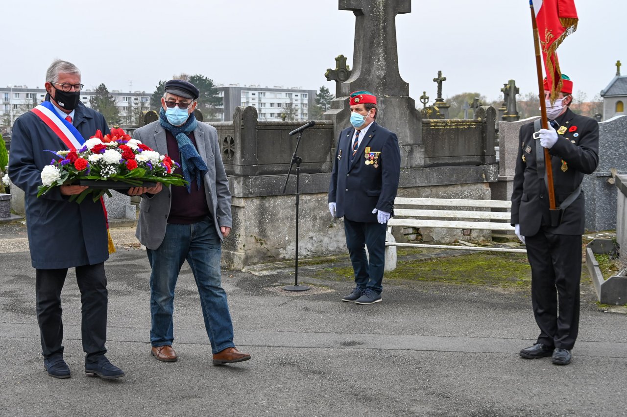 Dépôt de gerbes au Monument aux Morts par le Maire de Berck-sur-Mer lors de la commémoration du 11 novembre 2020