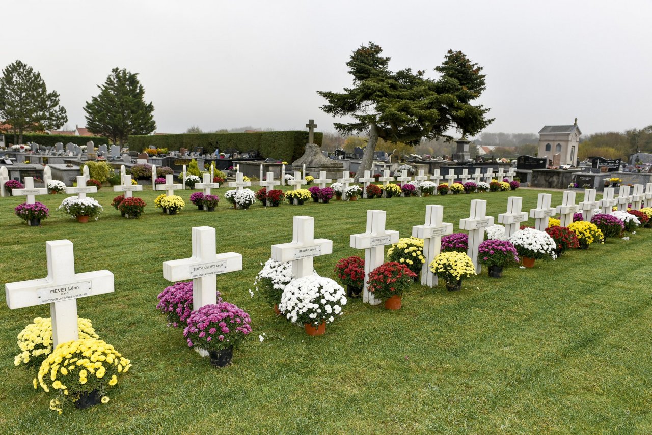 Les Serres du Manoir et Brico Marché ont offerts les fleurs qui ont garni chaque tombe du cimetière militaire de Berck-sur-Mer