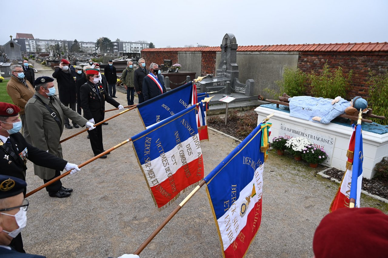Hommage et receuillement lors de la commémoration du 11 novembre au monument érigé à la gloire des infirmières françaises blessées ou mortes au Champ d'Honneur lors de la Première Guerre Mondiale, en hommage à leur dévouement et leur patriotisme.